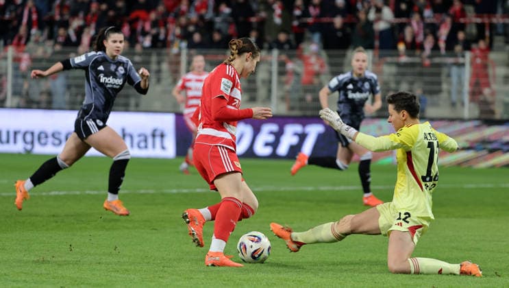 Sophie Weidauer, Torwart Lina Altenburg Zweikampf Spielszene Aktion Fußball Fussball Frauen Damen Bundesliga 13. Spieltag Saison 2025 2026 15.12.2025 1.FC Union Berlin vs. SG Eintracht Frankfurt SGE DFL regulations prohibit any use of photographs as image sequences and or quasi-video