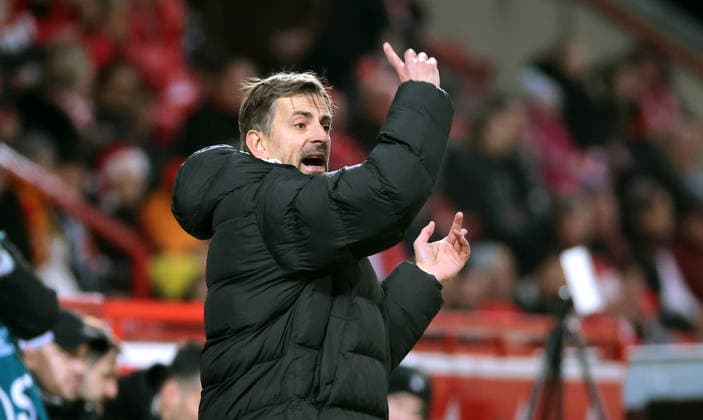 Trainer Niko Arnautis gibt Anweisungen Aktion Oberkörper Fußball Fussball Frauen Damen Bundesliga 13. Spieltag Saison 2025 2026 15.12.2025 1.FC Union Berlin vs. SG Eintracht Frankfurt SGE DFL regulations prohibit any use of photographs as image sequences and or quasi-video