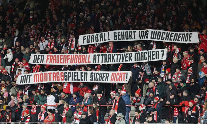 Plakat, Transparent der Unionfans: Fußball gehört ins Wochenende den Frauenfußball attraktiver machen? mit Montagsspielen sicher nicht! Fußball Fussball Frauen Damen Bundesliga 13. Spieltag Saison 2025 2026 15.12.2025 1.FC Union Berlin vs. SG Eintracht Frankfurt SGE DFL regulations prohibit any use of photographs as image sequences and or quasi-video