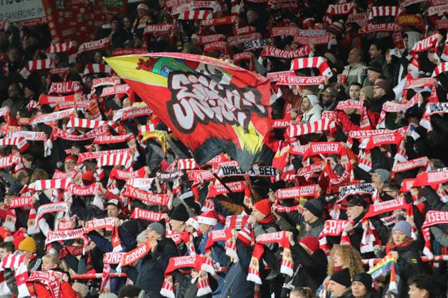 15.12.2025 Fußball Frauen 2025 2026 Google Pixel Frauen-Bundesliga 13. Spieltag 1. FC Union Berlin - SG Eintracht Frankfurt Stadion an der alten Försterei Berlin Die Fans von Union Berlin. Berlin Berlin Deutschland