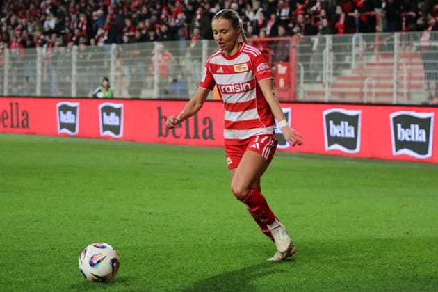 15.12.2025 Fußball Frauen 2025 2026 Google Pixel Frauen-Bundesliga 13. Spieltag 1. FC Union Berlin - SG Eintracht Frankfurt Stadion an der alten Försterei Berlin Judith Steinert (Union, 17, rot) am Ball. Berlin Berlin Deutschland