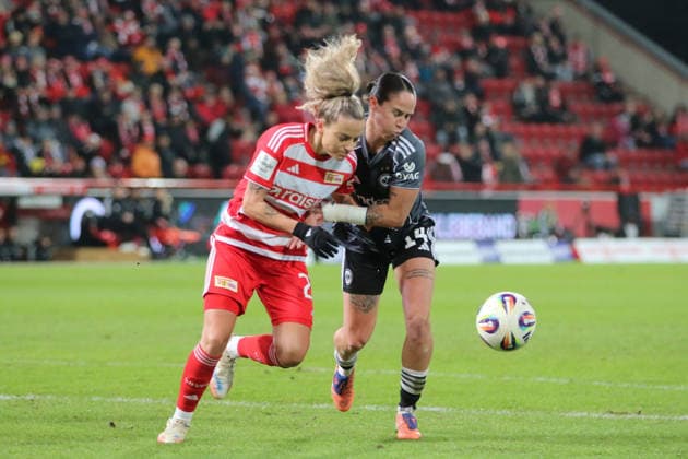 15.12.2025 Fußball Frauen 2025 2026 Google Pixel Frauen-Bundesliga 13. Spieltag 1. FC Union Berlin - SG Eintracht Frankfurt Stadion an der alten Försterei Berlin Jenny Hipp (Union, 27, rot) im Zweikampf mit Geraldine Reuteler (Eintracht, 14, grau). Berlin Berlin Deutschland