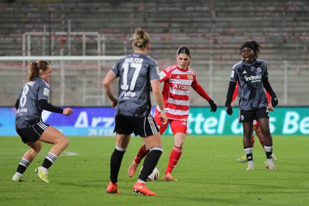15.12.2025 Fußball Frauen 2025 2026 Google Pixel Frauen-Bundesliga 13. Spieltag 1. FC Union Berlin - SG Eintracht Frankfurt Stadion an der alten Försterei Berlin Eileen Campbell (Union, 10, rot) am Ball. Berlin Berlin Deutschland