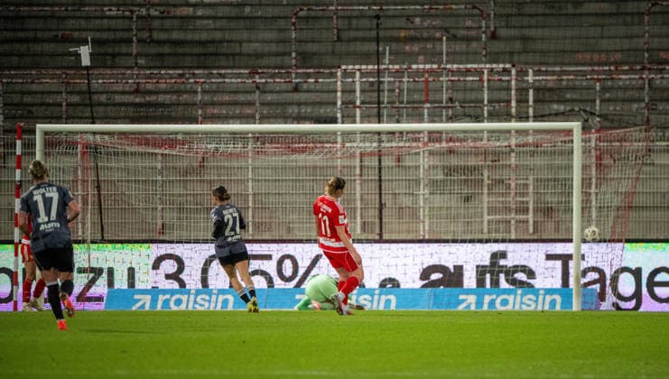 Fußball, Frauen, Saison 2025 2026, Google Pixel Frauen-Bundesliga (13. Spieltag), 1. FC Union Berlin - Eintracht Frankfurt, Laura Freigang (nicht im Bild Eintracht Frankfurt) erzielt das Tor zum 0:1 gegen Torfrau Cara Bösl (1. Frauen 1. FC Union), 15.12. 2025, Copyright: xMatthiasxKochx