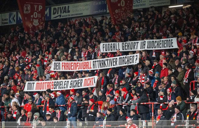 Fußball, Frauen, Saison 2025 2026, Google Pixel Frauen-Bundesliga (13. Spieltag), 1. FC Union Berlin - Eintracht Frankfurt, Fans des 1. FC Union, Protest gegen Montagsspiele, 15.12. 2025, Copyright: xMatthiasxKochx