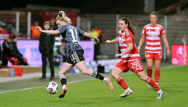 Nina Lührßen am Ball, Antonia Halverkamps Zweikampf Spielszene Aktion Fußball Fussball Frauen Damen Bundesliga 13. Spieltag Saison 2025 2026 15.12.2025 1.FC Union Berlin vs. SG Eintracht Frankfurt SGE DFL regulations prohibit any use of photographs as image sequences and or quasi-video