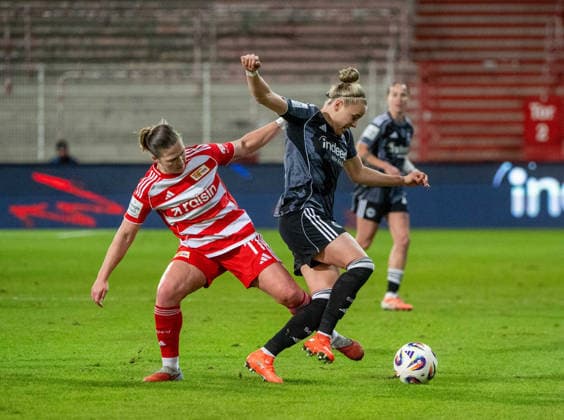 Fußball, Frauen, Saison 2025 2026, Google Pixel Frauen-Bundesliga (13. Spieltag), 1. FC Union Berlin - Eintracht Frankfurt, v. l. Dina Orschmann (1. Frauen 1. FC Union), Pia-Sophie Wolter (Eintracht Frankfurt), 15.12. 2025, Copyright: xMatthiasxKochx