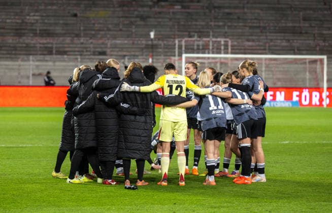 Fußball, Frauen, Saison 2025 2026, Google Pixel Frauen-Bundesliga (13. Spieltag), 1. FC Union Berlin - Eintracht Frankfurt, Frankfurter Motivation vor dem Spiel im Kreis, 15.12. 2025, Copyright: xMatthiasxKochx