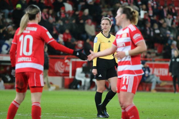 15.12.2025 Fußball Frauen 2025 2026 Google Pixel Frauen-Bundesliga 13. Spieltag 1. FC Union Berlin - SG Eintracht Frankfurt Stadion an der alten Försterei Berlin Miriam Schwermer (Schiedsrichterin). Berlin Berlin Deutschland