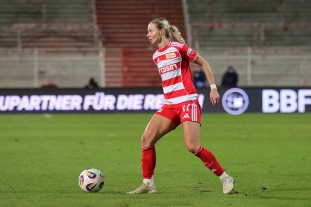 15.12.2025 Fußball Frauen 2025 2026 Google Pixel Frauen-Bundesliga 13. Spieltag 1. FC Union Berlin - SG Eintracht Frankfurt Stadion an der alten Försterei Berlin Judith Steinert (Union, 17, rot) am Ball. Berlin Berlin Deutschland