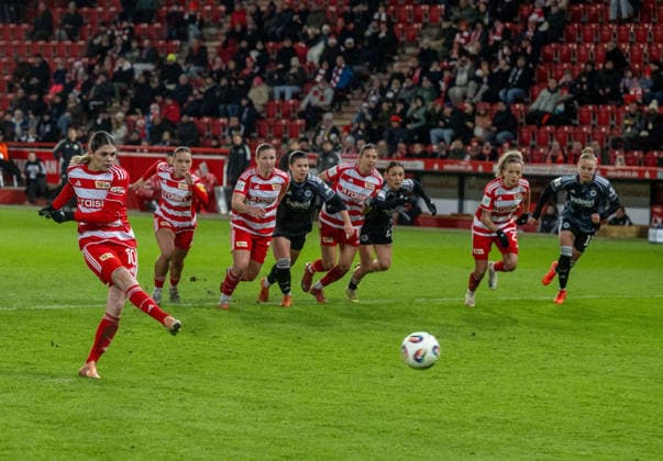 Fußball, Frauen, Saison 2025 2026, Google Pixel Frauen-Bundesliga (13. Spieltag), 1. FC Union Berlin - Eintracht Frankfurt, Eileen Campbell (1. Frauen 1. FC Union) scheitert per Elfmeter am Pfosten, 15.12. 2025, Copyright: xMatthiasxKochx