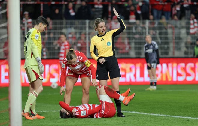 Sophie Weidauer angeschlagen nach Zweikampf, Schiedsrichterin Miriam Schwermer Spielszene Aktion Fußball Fussball Frauen Damen Bundesliga 13. Spieltag Saison 2025 2026 15.12.2025 1.FC Union Berlin vs. SG Eintracht Frankfurt SGE DFL regulations prohibit any use of photographs as image sequences and or quasi-video