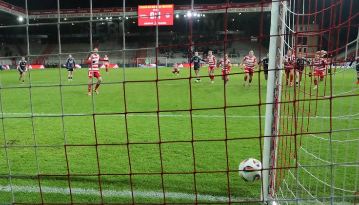 Eileen Campbell verschießt Elfmeter Strafstoß gegen Torwart Lina Altenburg Fußball Fussball Frauen Damen Bundesliga 13. Spieltag Saison 2025 2026 15.12.2025 1.FC Union Berlin vs. SG Eintracht Frankfurt SGE DFL regulations prohibit any use of photographs as image sequences and or quasi-video