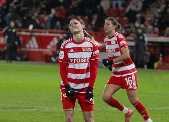Fußball, Frauen, Saison 2025 2026, Google Pixel Frauen-Bundesliga (13. Spieltag), 1. FC Union Berlin - Eintracht Frankfurt, Eileen Campbell (1. Frauen 1. FC Union) scheiterte per Elfmeter am Pfosten, hinten Marina Georgieva (1. Frauen 1. FC Union), 15.12. 2025, Copyright: xMatthiasxKochx