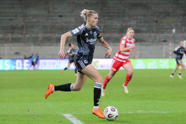 15.12.2025 Fußball Frauen 2025 2026 Google Pixel Frauen-Bundesliga 13. Spieltag 1. FC Union Berlin - SG Eintracht Frankfurt Stadion an der alten Försterei Berlin Laura Freigang (Eintracht, 10, grau) treibt den Ball nach vorne. Berlin Berlin Deutschland