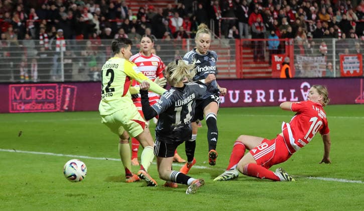 Samantha Steuerwald erzielt das Tor zum 1:1 Ausgleich gegen Torwart Lina Altenburg, Nina Lührßen Zweikampf Spielszene Aktion Fußball Fussball Frauen Damen Bundesliga 13. Spieltag Saison 2025 2026 15.12.2025 1.FC Union Berlin vs. SG Eintracht Frankfurt SGE DFL regulations prohibit any use of photographs as image sequences and or quasi-video