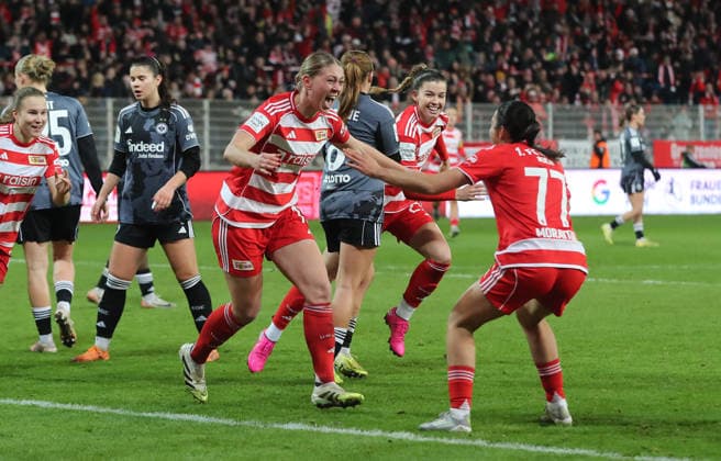 Samantha Steuerwald jubelt nach 1:1 Ausgleich mit Athanasia Moraitou Freude Emotion Jubel Fußball Fussball Frauen Damen Bundesliga 13. Spieltag Saison 2025 2026 15.12.2025 1.FC Union Berlin vs. SG Eintracht Frankfurt SGE DFL regulations prohibit any use of photographs as image sequences and or quasi-video