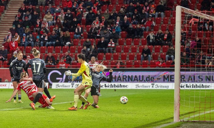Fußball, Frauen, Saison 2025 2026, Google Pixel Frauen-Bundesliga (13. Spieltag), 1. FC Union Berlin - Eintracht Frankfurt, Samantha Steuerwald (2. v. l., 1. Frauen 1. FC Union) erzielt das Tor zum 1:1 gegen Torfrau Lina Altenburg (Eintracht Frankfurt), 15.12. 2025, Copyright: xMatthiasxKochx