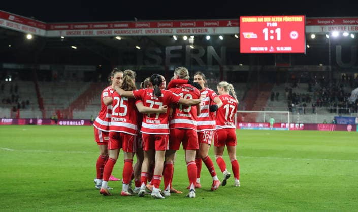 Samantha Steuerwald jubelt nach 1:1 Ausgleich mit Teamkolleginnen Freude Emotion Jubel Fußball Fussball Frauen Damen Bundesliga 13. Spieltag Saison 2025 2026 15.12.2025 1.FC Union Berlin vs. SG Eintracht Frankfurt SGE DFL regulations prohibit any use of photographs as image sequences and or quasi-video