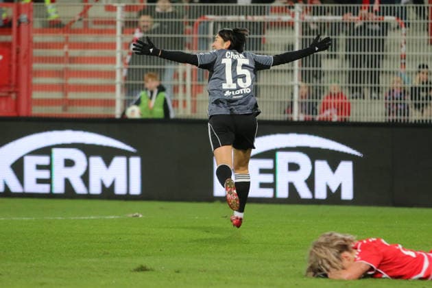 15.12.2025 Fußball Frauen 2025 2026 Google Pixel Frauen-Bundesliga 13. Spieltag 1. FC Union Berlin - SG Eintracht Frankfurt Stadion an der alten Försterei Berlin Remina Chiba (Eintracht, 15, grau) jubelt nach ihrem Treffer zum 1:2: Berlin Berlin Deutschland