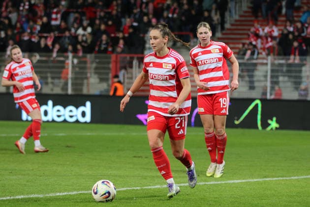 15.12.2025 Fußball Frauen 2025 2026 Google Pixel Frauen-Bundesliga 13. Spieltag 1. FC Union Berlin - SG Eintracht Frankfurt Stadion an der alten Försterei Berlin Judith Steinert (Union, 17, rot) am Ball. Berlin Berlin Deutschland