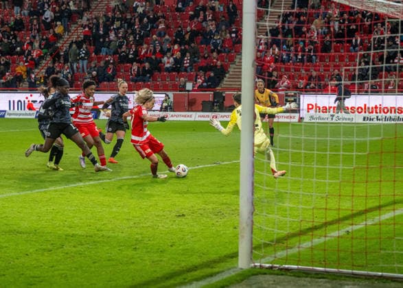 Fußball, Frauen, Saison 2025 2026, Google Pixel Frauen-Bundesliga (13. Spieltag), 1. FC Union Berlin - Eintracht Frankfurt, Jenny Hipp (1. Frauen 1. FC Union) erzielt das Tor zum 2:2 gegen Torfrau Lina Altenburg (Eintracht Frankfurt) , 15.12. 2025, Copyright: xMatthiasxKochx