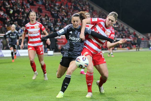 15.12.2025 Fußball Frauen 2025 2026 Google Pixel Frauen-Bundesliga 13. Spieltag 1. FC Union Berlin - SG Eintracht Frankfurt Stadion an der alten Försterei Berlin Hayley Raso (Eintracht, 7, grau) im Zweikampf mit Berlin Berlin Deutschland