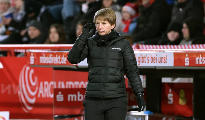 Trainerin Ailien Poese nachdenklich enttäuscht Enttäuschung Fußball Fussball Frauen Damen Bundesliga 13. Spieltag Saison 2025 2026 15.12.2025 1.FC Union Berlin vs. SG Eintracht Frankfurt SGE DFL regulations prohibit any use of photographs as image sequences and or quasi-video