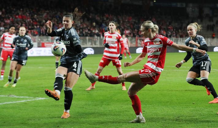 Noemi Ivelj bekommt den Ball an die Hand, Judith Steinert Zweikampf Spielszene Aktion Fußball Fussball Frauen Damen Bundesliga 13. Spieltag Saison 2025 2026 15.12.2025 1.FC Union Berlin vs. SG Eintracht Frankfurt SGE DFL regulations prohibit any use of photographs as image sequences and or quasi-video