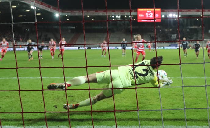 Jenny Hipp schießt Elfmeter Strafstoß gegen Torwart Lina Altenburg Zweikampf Spielszene Aktion Fußball Fussball Frauen Damen Bundesliga 13. Spieltag Saison 2025 2026 15.12.2025 1.FC Union Berlin vs. SG Eintracht Frankfurt SGE DFL regulations prohibit any use of photographs as image sequences and or quasi-video