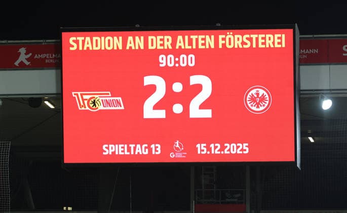Anzeigetafel mit Endergebnis 2:2 Fußball Fussball Frauen Damen Bundesliga 13. Spieltag Saison 2025 2026 15.12.2025 1.FC Union Berlin vs. SG Eintracht Frankfurt SGE DFL regulations prohibit any use of photographs as image sequences and or quasi-video
