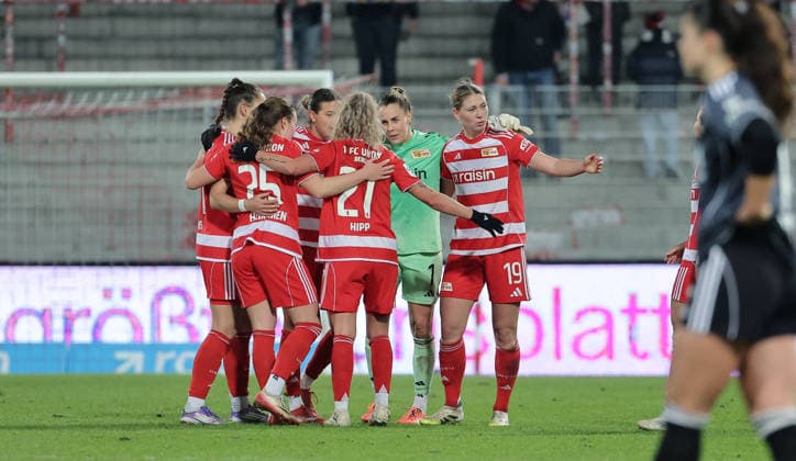 Union Mannschaft jubelt nach Spielende Freude Emotion Jubel Fußball Fussball Frauen Damen Bundesliga 13. Spieltag Saison 2025 2026 15.12.2025 1.FC Union Berlin vs. SG Eintracht Frankfurt SGE DFL regulations prohibit any use of photographs as image sequences and or quasi-video