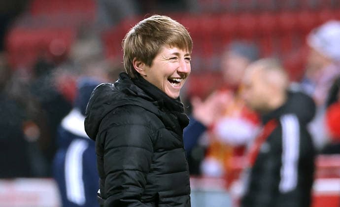 Trainerin Ailien Poese lacht nach Spielende Freude Emotion Jubel Fußball Fussball Frauen Damen Bundesliga 13. Spieltag Saison 2025 2026 15.12.2025 1.FC Union Berlin vs. SG Eintracht Frankfurt SGE DFL regulations prohibit any use of photographs as image sequences and or quasi-video