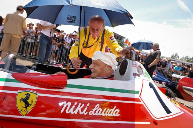 Formel 1 - GP Österreich Der ehemalige österreichische Formel-1-Rennfahrer und Weltmeister Niki Lauda (1949 - 2019) sitzt am 22.06.2014 während der Legenden-Parade vor dem Großen Preis von Österreich 2014 auf dem Red Bull Ring in Spielberg (Steiermark) am Steuer seines Ferrari 312 T2. Sein Chefmechaniker aus der Zeit, der Italiener Ermanno Cuoghi, hält ihm den Schirm. Dies ist das berühmte Modell, mit dem Lauda 1976 und 1977 für Ferrari fuhr und mit dem er 1977 seinen zweiten Weltmeistertitel gewann. Es ist einer der bekanntesten und erfolgreichsten Formel-1-Wagen der 70er Jahre. *** Formula 1 GP Austria the Former Austrian Formula 1 Racers and World Champion Niki Lauda 1949 2019 sits at 22 06 2014 during the Legends Parade before the grand Prize from Austria 2014 on the Red Bull Ring in Spielberg Styria at Tax its Ferrari 312 T2 be Chief mechanic out the Time, the Italians Ermanno Cuoghi, holds him the Screen this is the famous Model, with the Lauda 1976 and 1977 for Ferrari drove and with the he 1977 his second World Championship title won it is a the best known and successful Formula 1 Dare the 70 Years