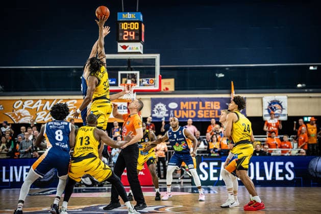 Rostock, Deutschland 15. Dezember 2025: 1.BBL - 2025 2026 - Rostock Seawolves vs. MHP Riesen Ludwigsburg Im Bild: Anwurf Copyright: xFotostandx xVoelkerx