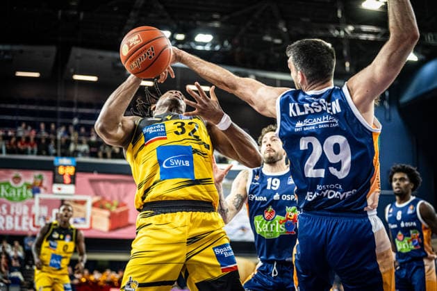 Rostock, Deutschland 15. Dezember 2025: 1.BBL - 2025 2026 - Rostock Seawolves vs. MHP Riesen Ludwigsburg Im Bild: v. li. im Zweikampf KELLMAN Keeshawn (MHP Riesen Ludwigsburg) und Owen Klassen (ROSTOCK SEAWOLVES) Copyright: xFotostandx xVoelkerx