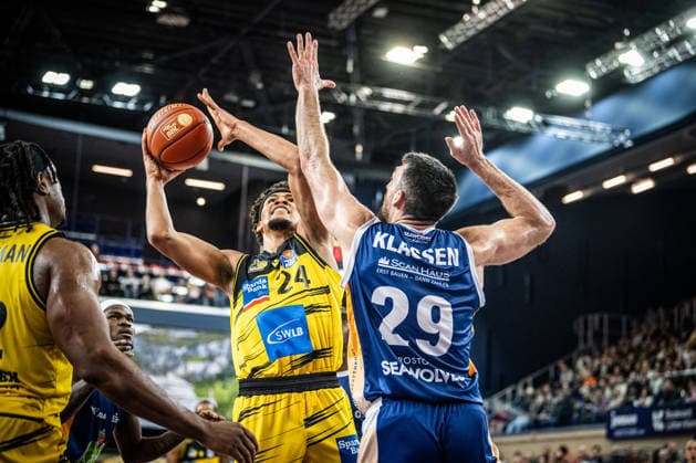 Rostock, Deutschland 15. Dezember 2025: 1.BBL - 2025 2026 - Rostock Seawolves vs. MHP Riesen Ludwigsburg Im Bild: v. li. im Zweikampf TISCHLER Brandon (MHP Riesen Ludwigsburg) und Owen Klassen (ROSTOCK SEAWOLVES) Copyright: xFotostandx xVoelkerx