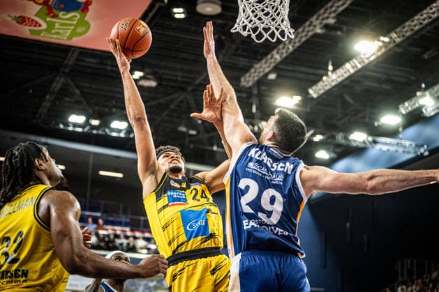 Rostock, Deutschland 15. Dezember 2025: 1.BBL - 2025 2026 - Rostock Seawolves vs. MHP Riesen Ludwigsburg Im Bild: v. li. im Zweikampf TISCHLER Brandon (MHP Riesen Ludwigsburg) und Owen Klassen (ROSTOCK SEAWOLVES) Copyright: xFotostandx xVoelkerx