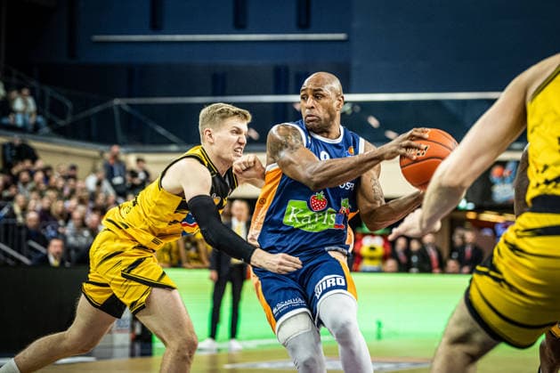 Rostock, Deutschland 15. Dezember 2025: 1.BBL - 2025 2026 - Rostock Seawolves vs. MHP Riesen Ludwigsburg Im Bild: v. li. im Zweikampf PATRICK Johannes (MHP Riesen Ludwigsburg) und DeAndre Lansdowne (ROSTOCK SEAWOLVES) Copyright: xFotostandx xVoelkerx