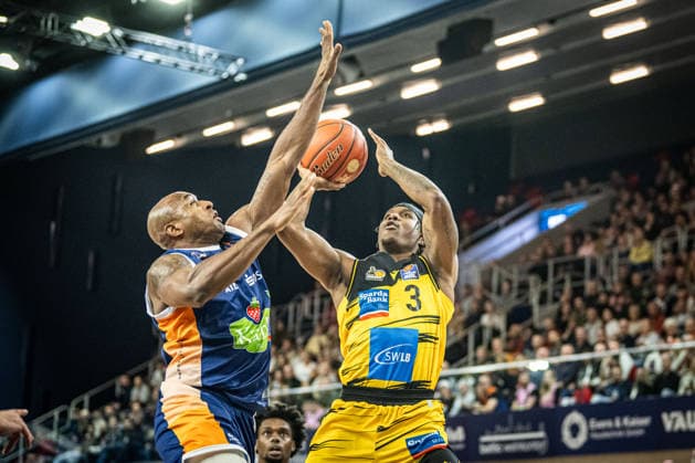 Rostock, Deutschland 15. Dezember 2025: 1.BBL - 2025 2026 - Rostock Seawolves vs. MHP Riesen Ludwigsburg Im Bild: v. li. im Zweikampf DeAndre Lansdowne (ROSTOCK SEAWOLVES) und SMITH Stefan (MHP Riesen Ludwigsburg) Copyright: xFotostandx xVoelkerx