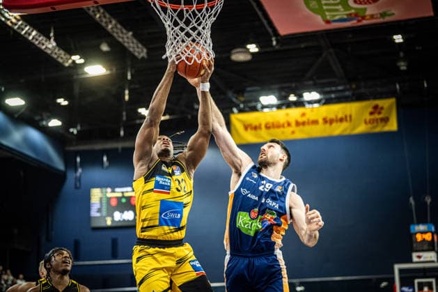 Rostock, Deutschland 15. Dezember 2025: 1.BBL - 2025 2026 - Rostock Seawolves vs. MHP Riesen Ludwigsburg Im Bild: v. li. im Zweikampf KELLMAN Keeshawn (MHP Riesen Ludwigsburg) und Owen Klassen (ROSTOCK SEAWOLVES) Copyright: xFotostandx xVoelkerx