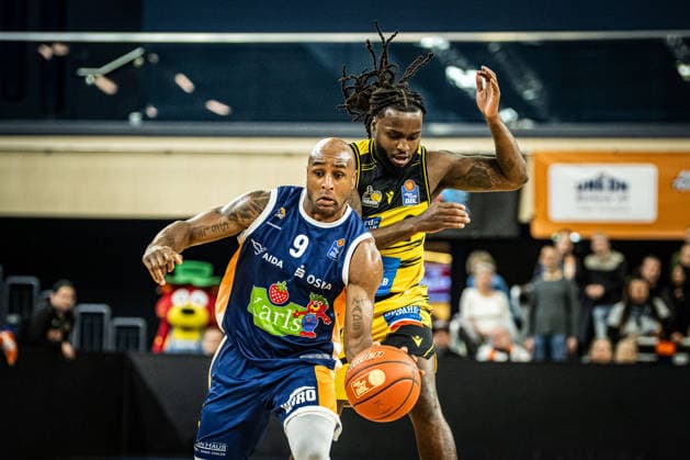 Rostock, Deutschland 15. Dezember 2025: 1.BBL - 2025 2026 - Rostock Seawolves vs. MHP Riesen Ludwigsburg Im Bild: v. li. im Zweikampf DeAndre Lansdowne (ROSTOCK SEAWOLVES) und BUCHANAN Traveon (MHP Riesen Ludwigsburg) Copyright: xFotostandx xVoelkerx