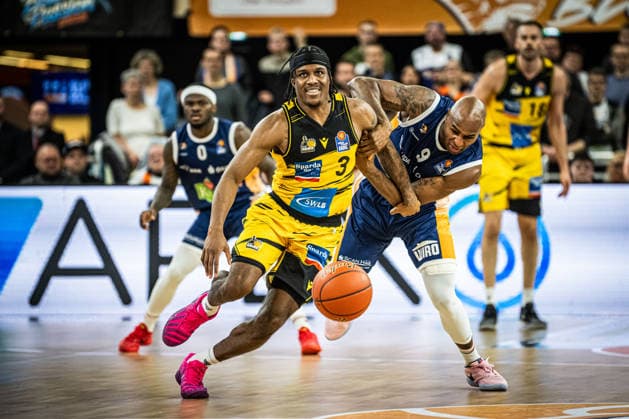 Rostock, Deutschland 15. Dezember 2025: 1.BBL - 2025 2026 - Rostock Seawolves vs. MHP Riesen Ludwigsburg Im Bild: v. li. im Zweikampf SMITH Stefan (MHP Riesen Ludwigsburg) und DeAndre Lansdowne (ROSTOCK SEAWOLVES) Copyright: xFotostandx xVoelkerx