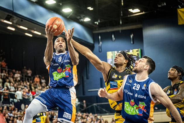 Rostock, Deutschland 15. Dezember 2025: 1.BBL - 2025 2026 - Rostock Seawolves vs. MHP Riesen Ludwigsburg Im Bild: v. li. im Zweikampf DeAndre Lansdowne (ROSTOCK SEAWOLVES) und KELLMAN Keeshawn (MHP Riesen Ludwigsburg) Copyright: xFotostandx xVoelkerx