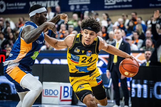 Rostock, Deutschland 15. Dezember 2025: 1.BBL - 2025 2026 - Rostock Seawolves vs. MHP Riesen Ludwigsburg Im Bild: v. li. im Zweikampf TJ Crockett Jr. (ROSTOCK SEAWOLVES) und TISCHLER Brandon (MHP Riesen Ludwigsburg) Copyright: xFotostandx xVoelkerx