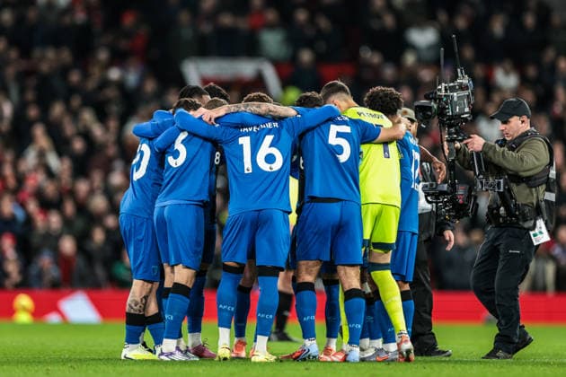 Premier League Manchester United, ManU v Bournemouth Bournemouth have a team huddle during the Premier League match Manchester United vs Bournemouth at Old Trafford, Manchester, United Kingdom, 15th December 2025 (Photo by Mark Cosgrove News Images) Manchester Old Trafford Greater Manchester United Kingdom Copyright: xMarkxCosgrove NewsxImagesx