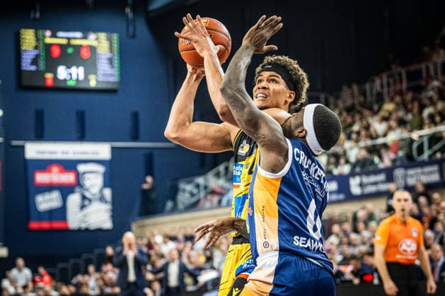 Rostock, Deutschland 15. Dezember 2025: 1.BBL - 2025 2026 - Rostock Seawolves vs. MHP Riesen Ludwigsburg Im Bild: v. li. im Zweikampf TISCHLER Brandon (MHP Riesen Ludwigsburg) und TJ Crockett Jr. (ROSTOCK SEAWOLVES) Copyright: xFotostandx xVoelkerx