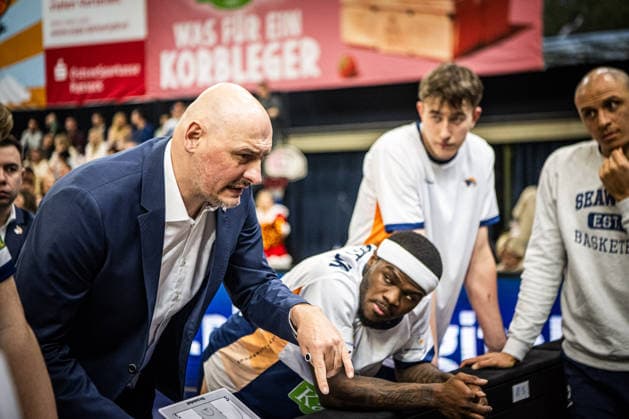 Rostock, Deutschland 15. Dezember 2025: 1.BBL - 2025 2026 - Rostock Seawolves vs. MHP Riesen Ludwigsburg Im Bild: v.li. Przemyslaw Frasunkiewicz (ROSTOCK SEAWOLVES) Copyright: xFotostandx xVoelkerx