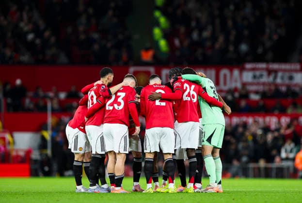 Manchester United, ManU v AFC Bournemouth, Premier League Manchester United midfielder Bruno Fernandes (8) team huddle during the Manchester United v AFC Bournemouth Premier League match at Old Trafford, Manchester, England on 15 December 2025 Credit: Phil Duncan Every Second Media Editorial use only. All images are copyright Every Second Media Limited. No images may be reproduced without prior permission. All rights reserved. Premier League and Football League images are subject to licensing agreements with Football DataCo Limited. see https: www.football-dataco.com Copyright: xIMAGO EveryxSecondxMediax ESM-1710-0001 PhilxDuncanx xEveryxSecondxMediax