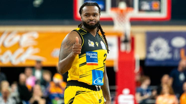 15.12.2025, Basketball, Herren, easy credit BBL, easy credit Bundesliga, BBL, Bundesliga, 10. Spieltag, Rostock Seawolves - MHP Riesen Ludwigsburg Traveon Buchanan (MHP Riesen Ludwigsburg) ist zufrieden. Rostock Stadthalle Mecklenburg-Vorpommern Deutschland